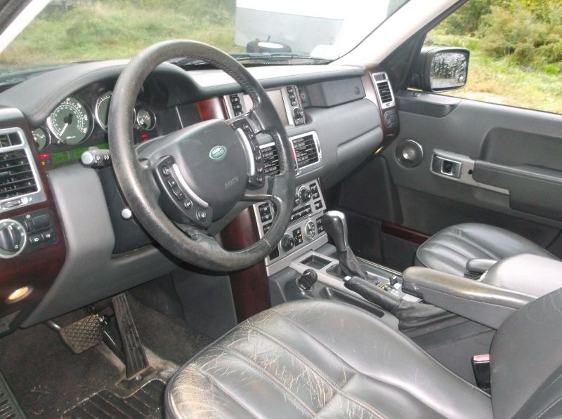 Illustration for article titled At $4,900, Might It Be Worth Lightening Your Wallet For This Mileage Heavy 2006 Range Rover?